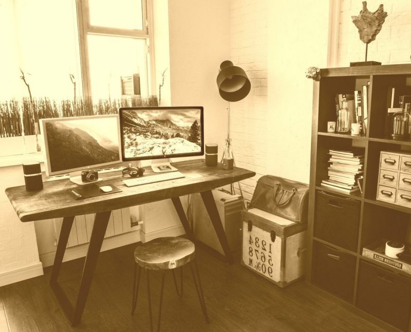 Dónde poner mi oficina en casa. Mesa de trabajo con dos monitores y estanterías de almacenamiento de oficina en casa.