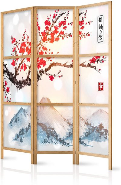 Biombo de estilo japones de madera y dibujo de un cerezo en flor con montañas al fondo..