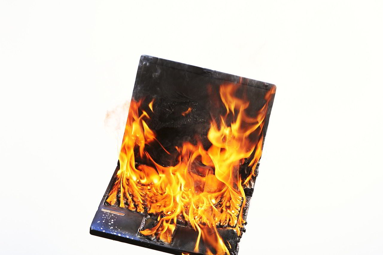 Portátil en llamas. Cómo controlar la temperatura del portátil. Ordenador ardiendo.