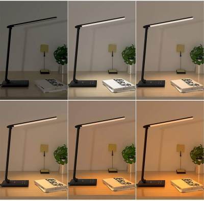 Imagen del flexo Aukey LT-110 con 6 tonos de luces iluminando un escritorio. Ideal para complementar la iluminación de tu oficina en casa.