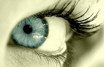 Ojo azul de una chica. Cuida tu vista teletrabajando en casa con monitores. Imagen procedente de:http://www.navexcr.com/es/esp