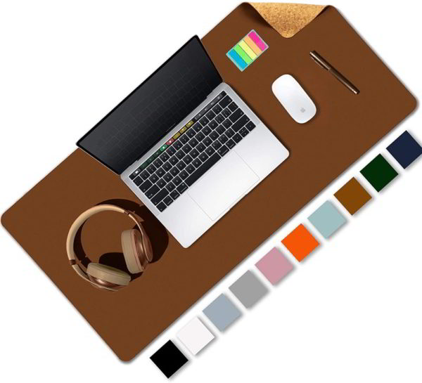 Alfombrillas grandes para escritorio de color marrón cuero y piel sintética ecológicos, con ordenador y auriculares encima.