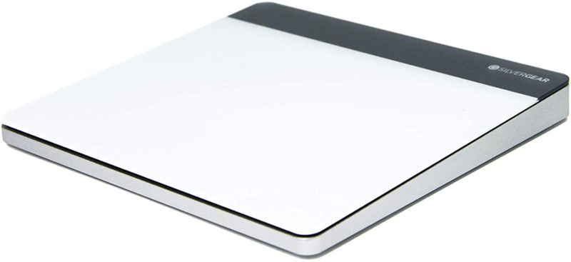 Touchpad blanco y gris externo para sustituir ratonespara escritorios pequeños.