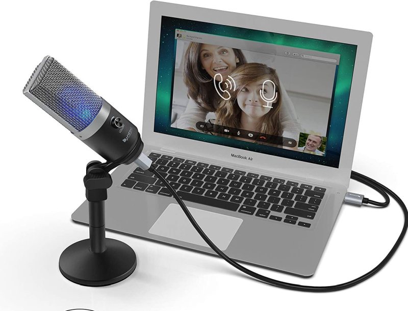 Microfono externo usb para mejorar la claidad de audio en tu videollamada, conectado a un ordenador con una videollamada en curso, con una mujer y una niña.